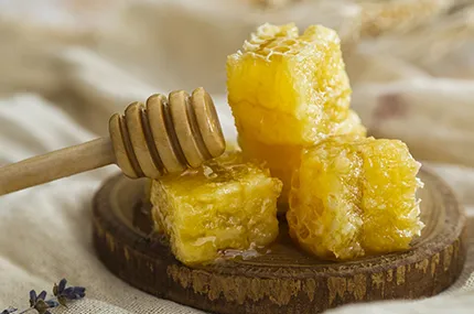 JALEA REAL: BENEFICIOS, PROPIEDADES Y CÓMO TOMARLA PARA GANAR VITALIDAD