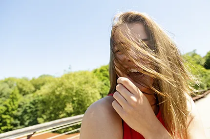 BIOTINA, COLÁGENO Y ZINC: EL TRÍO ESENCIAL PARA UN PELO SANO Y UNAS UÑAS FUERTES